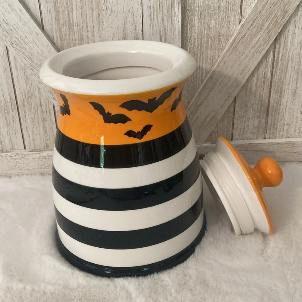 Terramoto Large Halloween Bat Canister